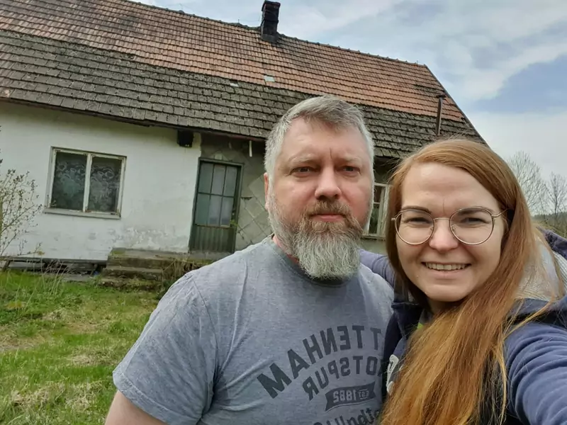 Wojtek i Magda przed domem