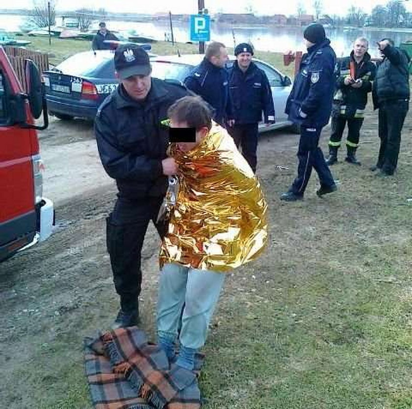 Wiał przed policją po bajorku. Lód był kruchy i...