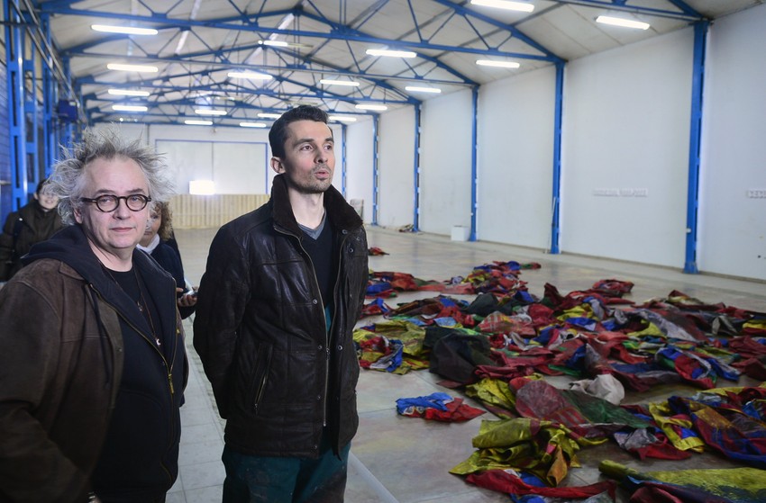 Ivan Tasovac i Ivan Grubanov pored rada koji predstavlja Srbiju