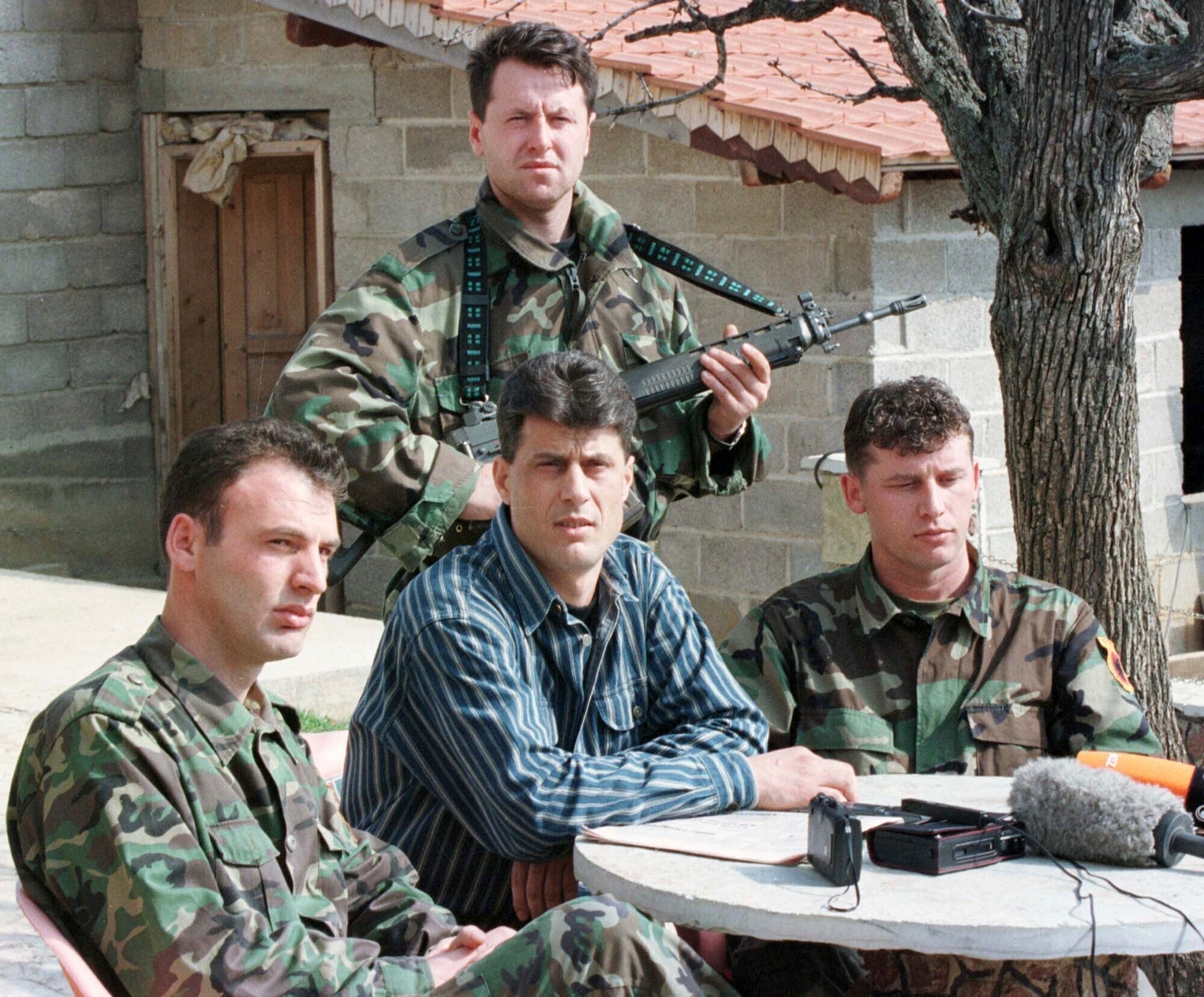 Bývalý kosovský prezident Hashim Thaci (v strede) v marci 1999. 