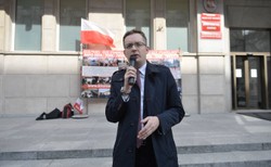"Bandyta w mundrze" i "polityczny pachołek". Grzywna dla Winnickiego za znieważenie szefa policji w 2014 r.