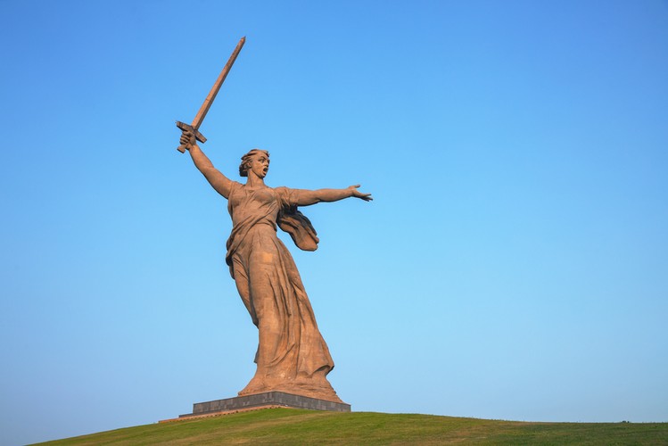 6. miejsce: Matka Ojczyzna wzywa! – monumentalna statua w Wołgogradzie, poświęcona radzieckim żołnierzom walczącym w bitwie stalingradzkiej. Jedna z najwyższych rzeźb na świecie, symbol i atrakcja turystyczna Wołgogradu.