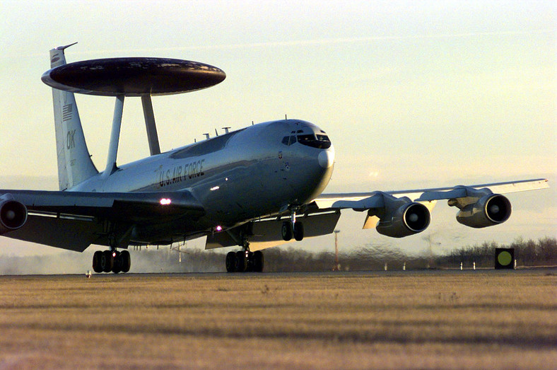 AWACS, samolot U.S. Air Force, wylądował w kanadyjskiej bazy lotniczej w 4 Skrzydle Cold Lake, Alberta, Kanada, 3 listopada 1997. Francja, Niemcy i Belgia zawetowały propozycje wyposażenia Turcji, członka NATO, w rakiety Patriot i samoloty AWACS do obrony przed ewentualnym atakiem Iraku, pogłębiając przepaść pomiędzy nimi i USA nad tym, jak radzić sobie z programami broni masowej Saddama Husajna. Bloomberg News