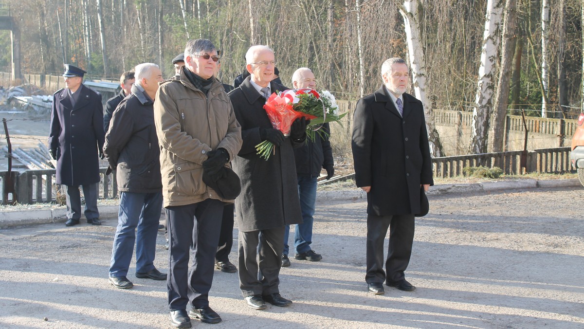 35 lat temu wprowadzono w Polsce stan wojenny. Kieleckie obchody rocznicowe rozpoczęły się od złożenia kwiatów przed tablicą poświęconą internowanym na ścianie Aresztu Śledczego.