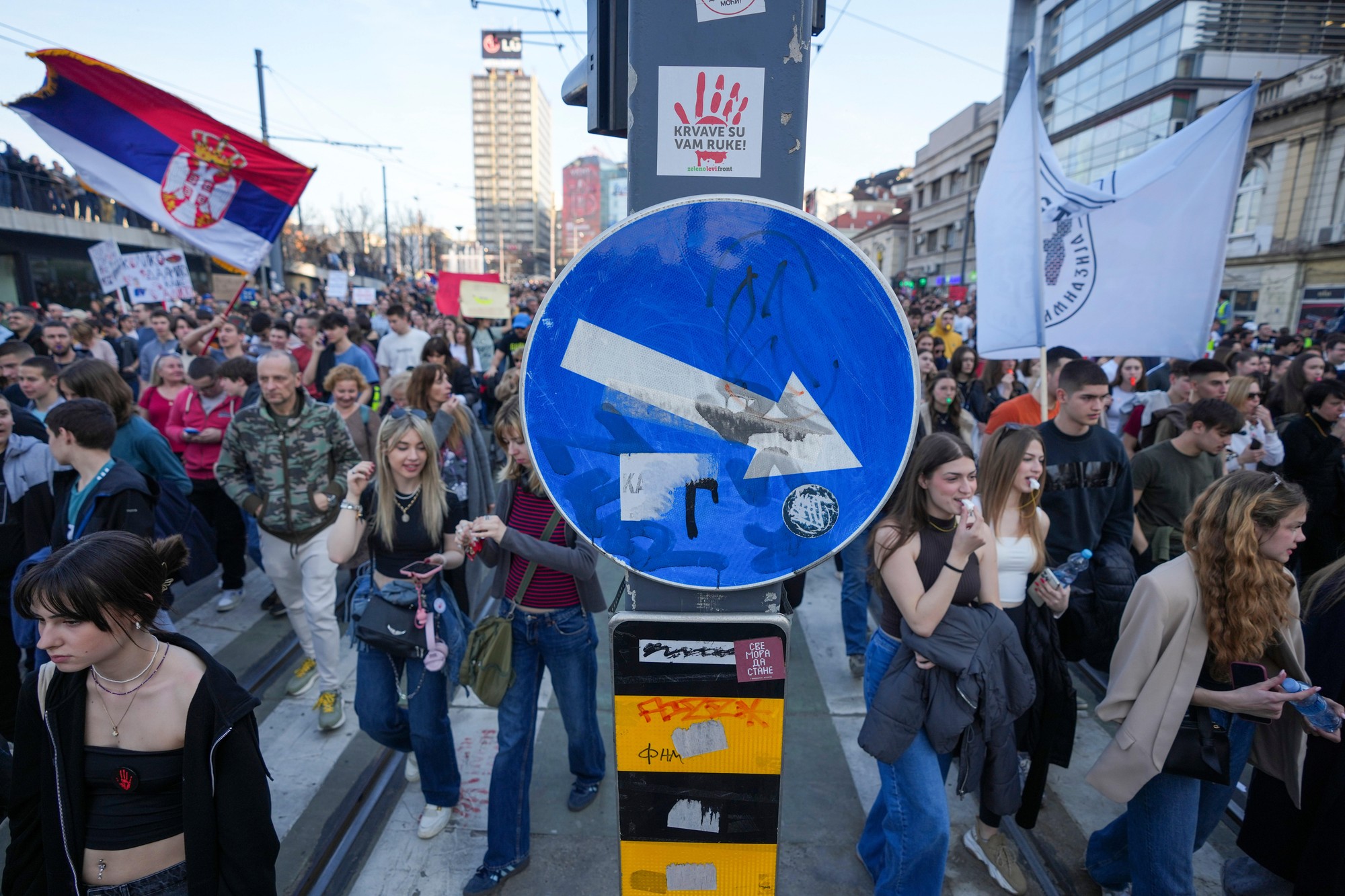 Študenti a občania protestujú proti smrti 15 ľudí, ktorí zahynuli pri novembrovom zrútení prístrešku železničnej stanice v Belehrade.