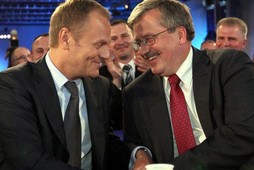 tusk komorowski ściskają się