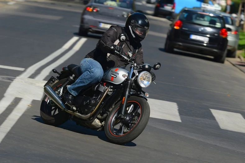 Triumph Street Twin w ruchu ulicznym