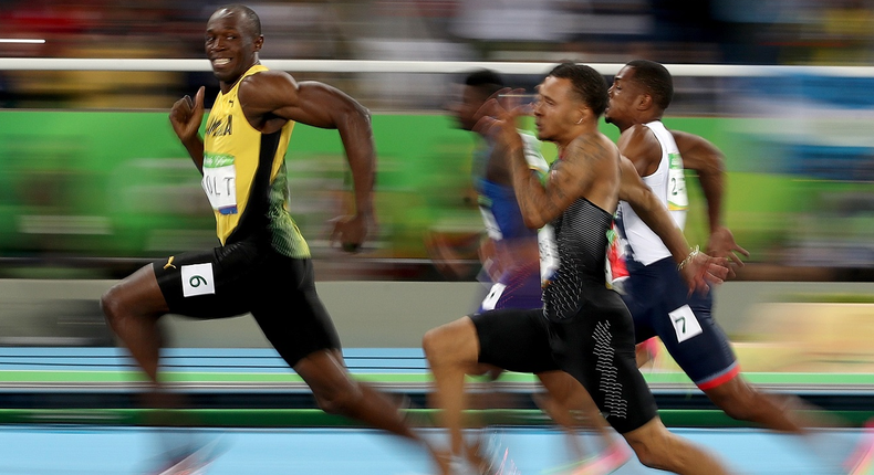 Usain Bolt cruises to an easy win in the men's 100-meter semifinal at the Rio Olympics.