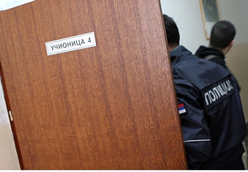 Policija ponovo po školama