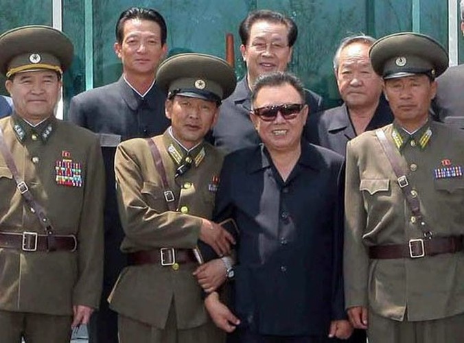 Jednak jego ojciec na długo przed swoją śmiercią włączył Kim Dzong Ila do kultu swej osoby i wyznaczył na następcę