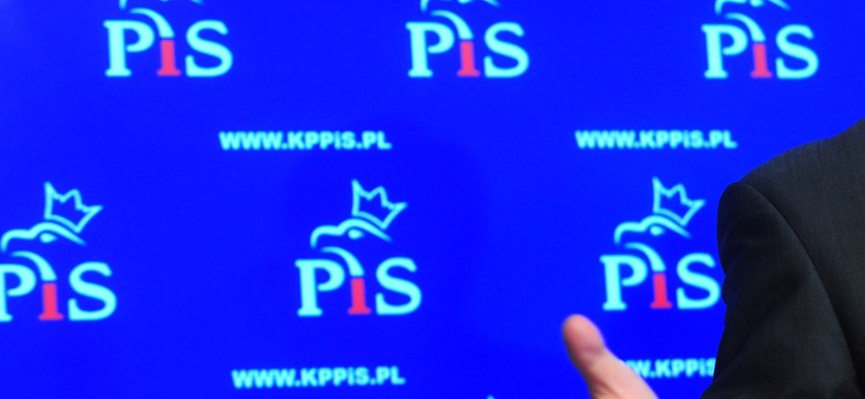 Smoleńsk, prezydent i zdrajcy. PiS chwali się pieśnią