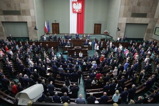 'Miodowy miesiąc' prezydenta Nawrockiego napędza PiS. Kto jeszcze na podium? Nowy sondaż