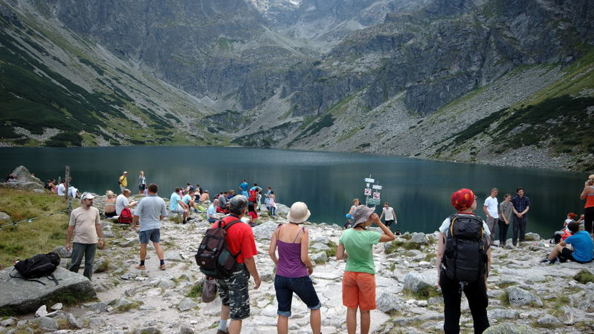 Ponad 40 tys. osób odwiedziło polskie Tatry w minioną niedzielę - to nowy dzienny rekord frekwencji - powiedział na konferencji prasowej dyrektor TPN, Paweł Skawiński. Tylko do Morskiego Oka w tym dniu doszło 13 tyś. turystów.