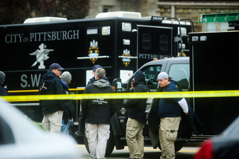 FBI na miejscu strzelaniny w synagodze w Pittsburghu w USA.