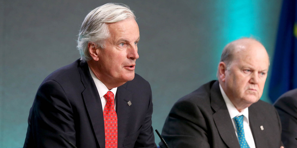 Michel Barnier (z lewej) będzie odpowiadał za negocjacje Komisji Europejskiej z Wielką Brytanią