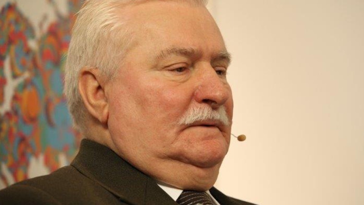 Lech Wałęsa powiedział na antenie RMF FM, że, nawet jeśli by mógł, nie wziąłby udziału w marszu organizowanym dziś przez PiS. - Dlatego, że to już jest w naszych rękach. To my wybieramy. Ja proponowałem system prezydencki. Ja proponowałem dekret, sto milionów. No trzeba było słuchać mnie, a nie robić demolki, nóż w plecy wkładać. Wszystko by się ułożyło inaczej. Ale Kaczyńscy przede wszystkim tylko czyhali, żeby mi nóż w plecy wsadzić i to zrobili - mówił były prezydent.