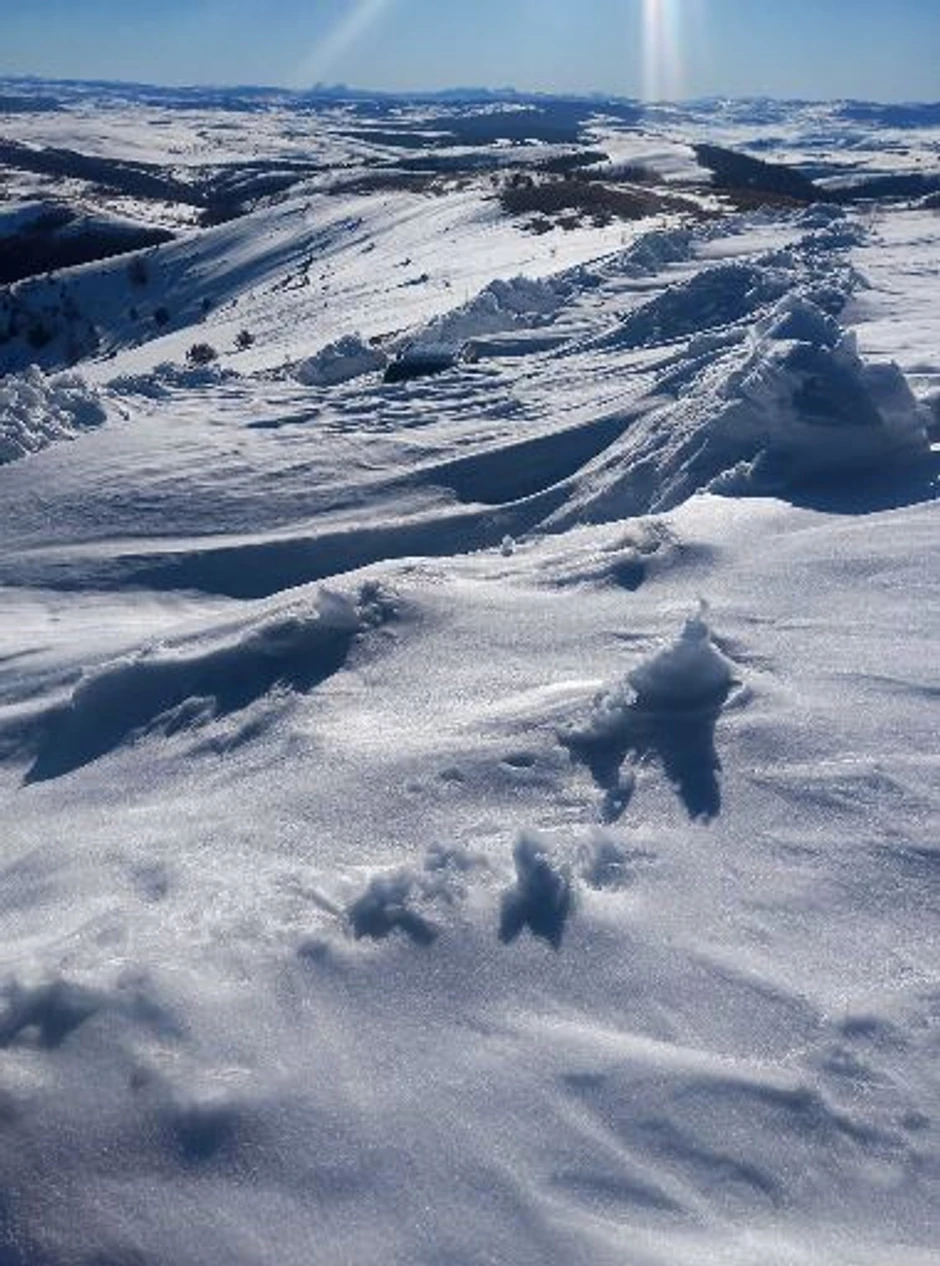 Sneg zavejao automobil na Goliji