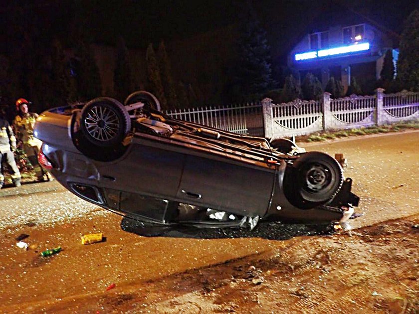 Pijak wjechał autem w słup. Później dachował 