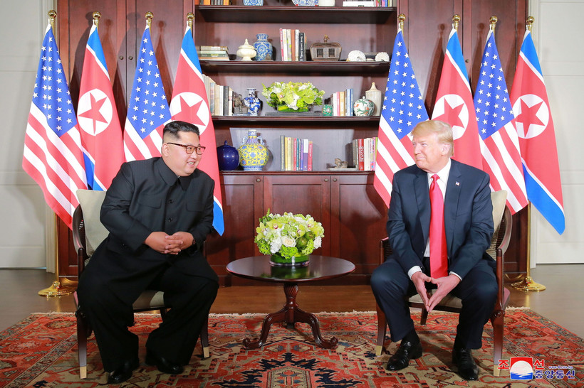 W Singapurze doszło do spotkania Donalda Trumpa i Kim Dzong Una, którzy zachowywali się jak przyjaciele