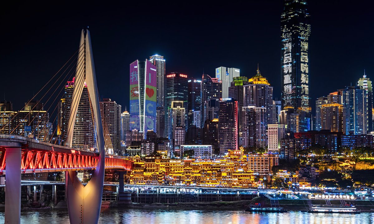 Chińskie miasto, w którym można nie dotknąć ziemi. Życie w nim toczy się na piętrach