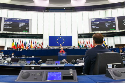 PE: polski rząd nie powinien dostać pieniędzy podatników z UE. Jest rezolucja