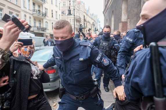 Poznań: protesty przeciwko orzeczeniu TK ws. aborcji w dawnym szpitalu przy ul. Szkolnej