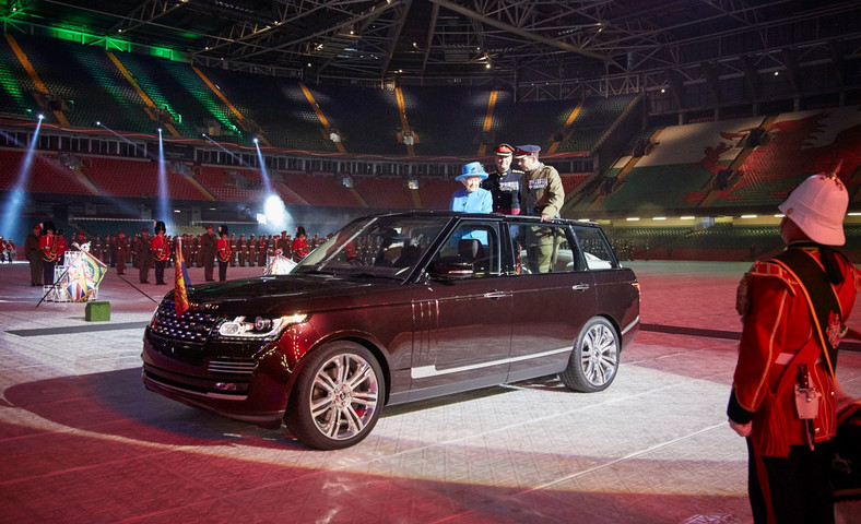 Hybrydowy Range Rover wykorzystywany podczas parad. Na zdjęciu wizytacja regimentu w Cardiff