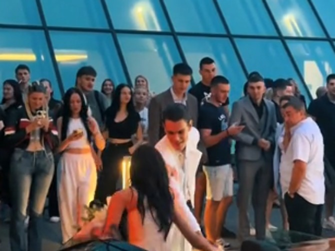Srpkinja došla na maturu u lamorginiju, a njen partner ukrao pažnju u skandal odelu