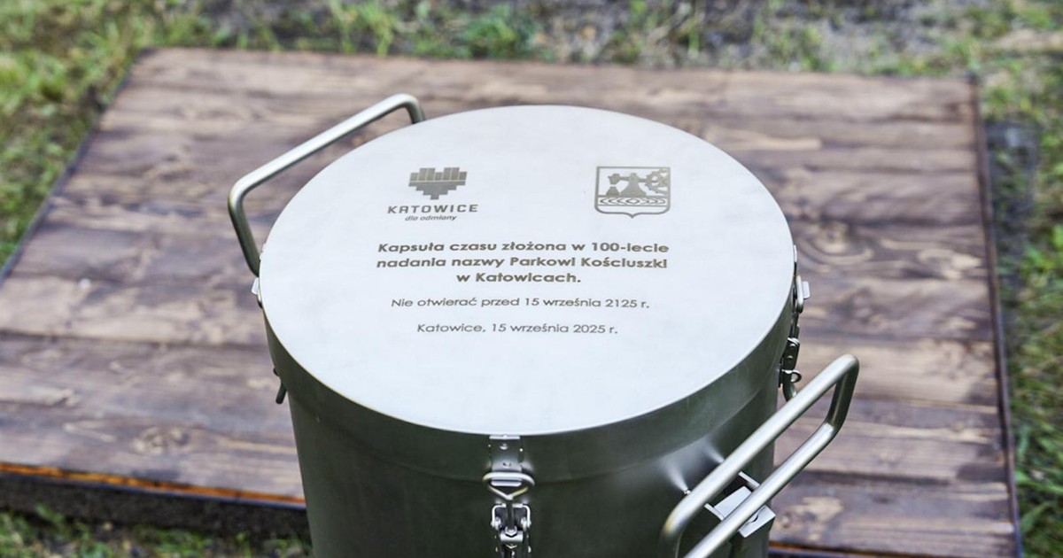 Zakopali kapsułę w parku Kościuszki. Ma być odkopana za 100 lat. W środku jest wiadomość!