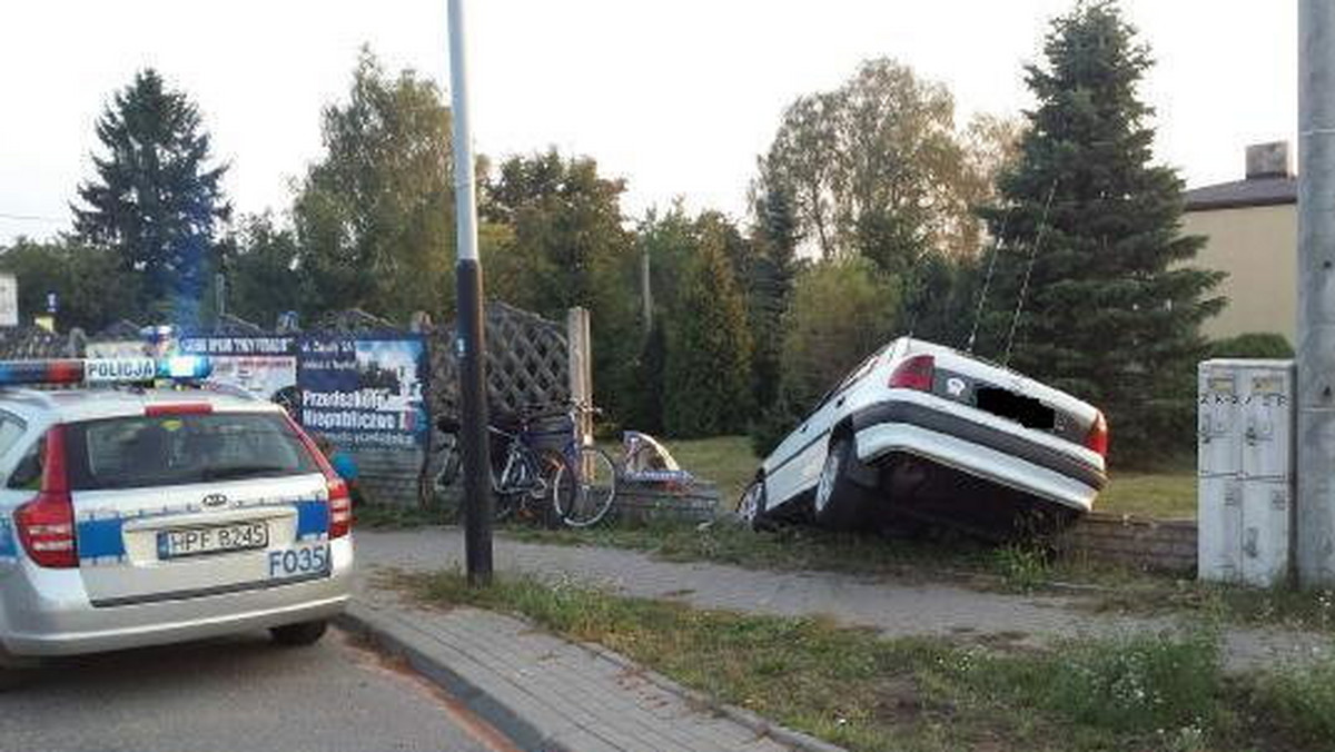 Pijany, bez prawa jazdy wbił się autem w betonowe ogrodzenie – teraz może mu grozić do dwóch lat więzienia.