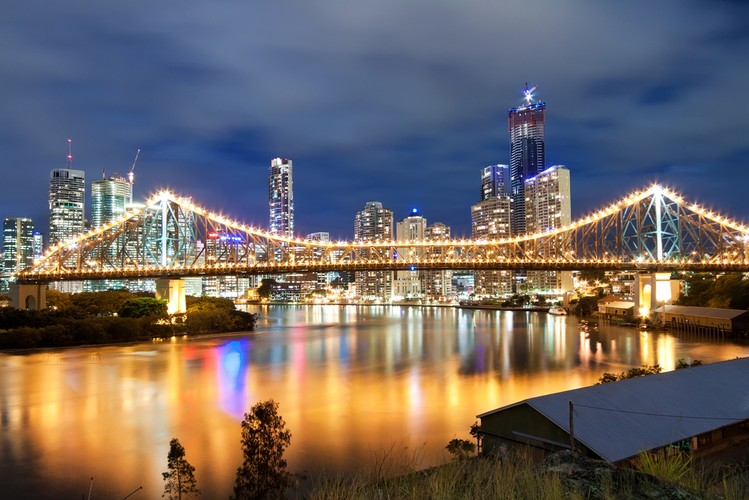 Brisbane - stolica stanu Queensland, położone u ujścia rzeki Brisbane do zatoki Moreton. Jest jednym z największych miast Australii. Klimat subtropikalny z gorącymi, wilgotnymi latami i ciepłymi, łagodnymi zimami.