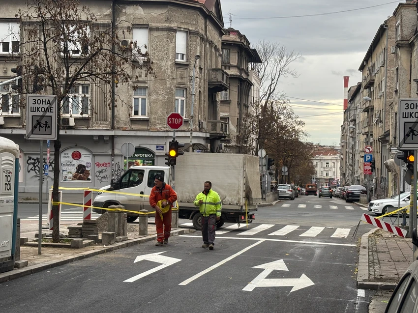 Radovi na ukidanju parkinga i proširenju saobraćajne trake u Cetinjskoj ulici od skretanja za Hilandarsku do raskrsnice sa Bulevarom despota Stefana