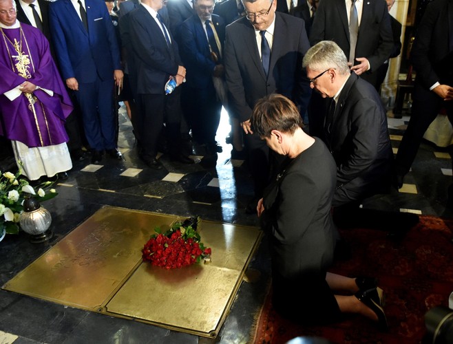 Premier Beata Szydło (2P) oraz marszałek Senatu Stanisław Karczewski (P) podczas uroczystości w katedrze