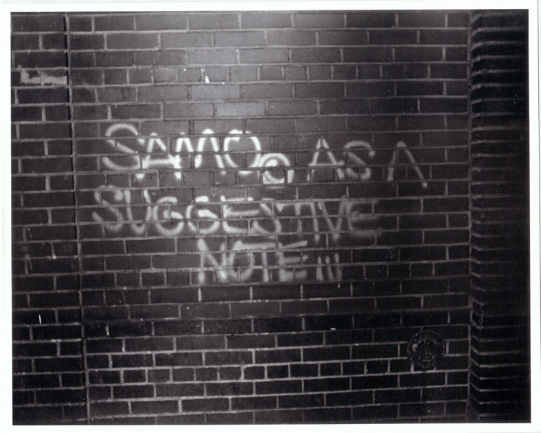 "SAMO" w kadrze z filmu "Boom for Real: The Late Teenage Years of Jean-Michel Basquiat"