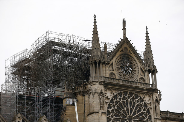 Trwa usuwanie szkód po pożarze Notre Dame, odbudowa w przyszłym roku