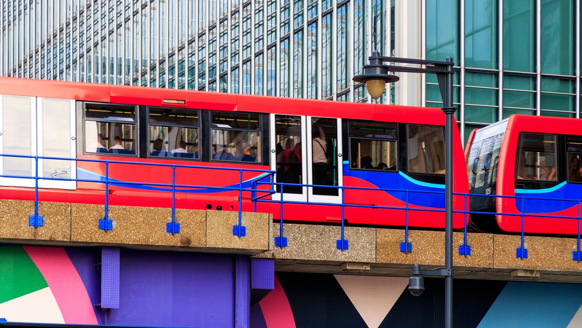 W pociągu DLR we wschodnim Londynie został dźgnięty nożem mężczyzna. Przewieziono go do szpitala. Policja poszukuje sprawcy.