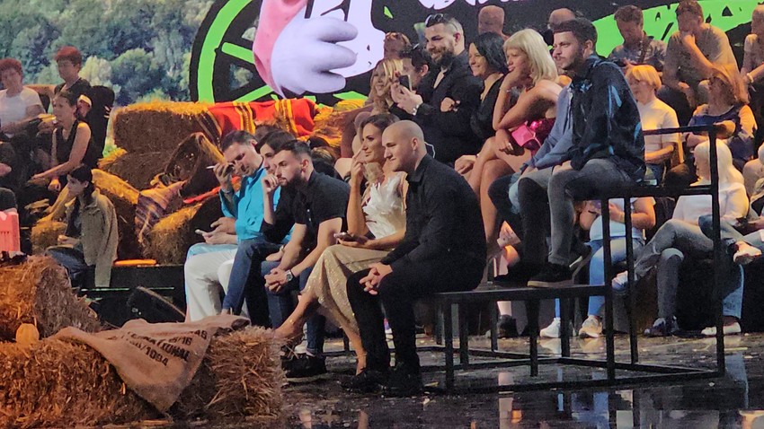 Kristina Spalević sa obezbeđenjem u studiju