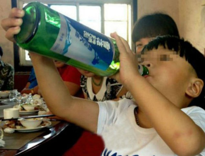 Čeng Čeng popije flašu vina u treptaju oka