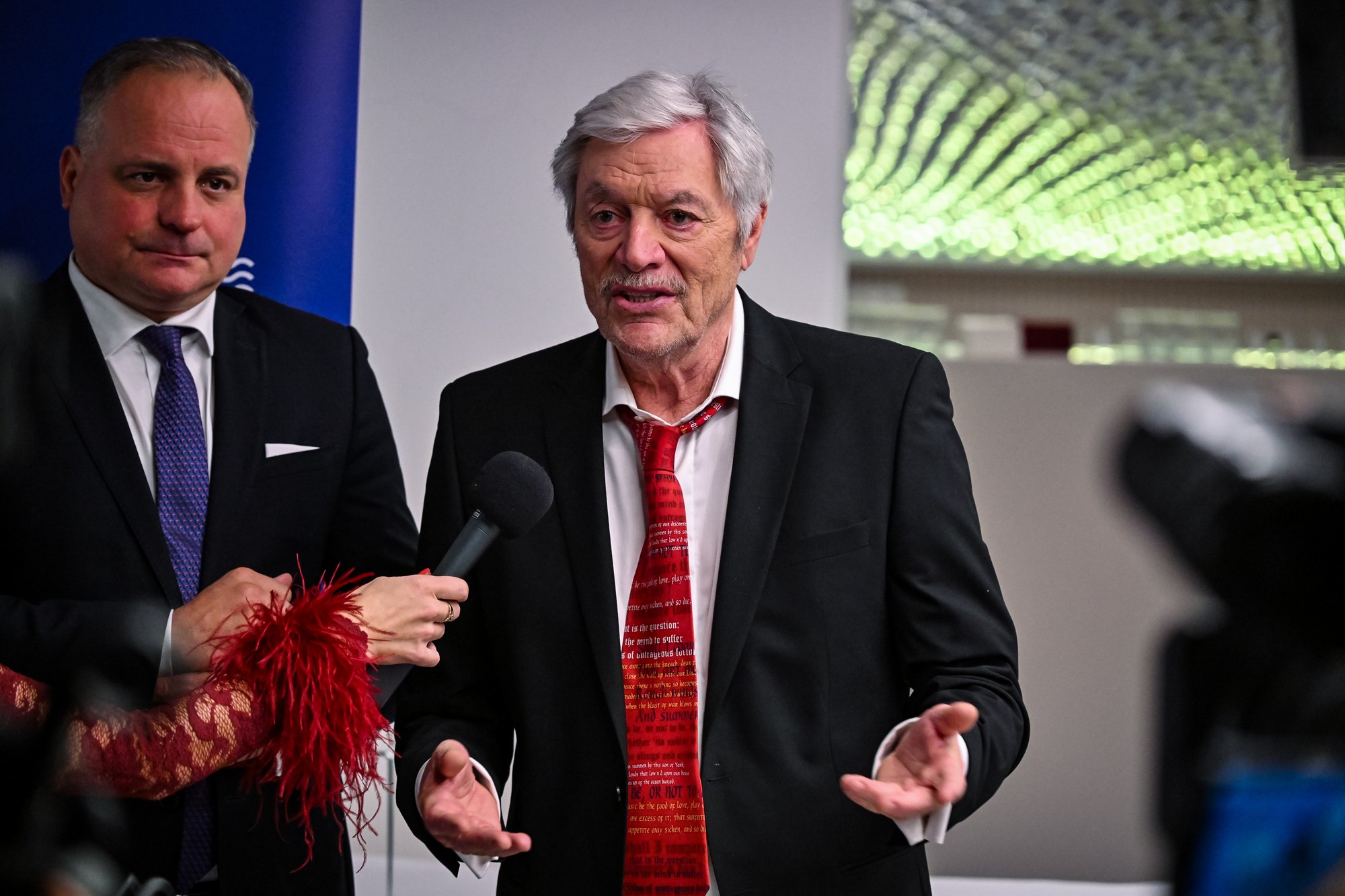 Zľava predseda Bratislavského samosprávneho kraja (BSK) Juraj Droba a riaditeľ Divadla Aréna Juraj Kukura.
