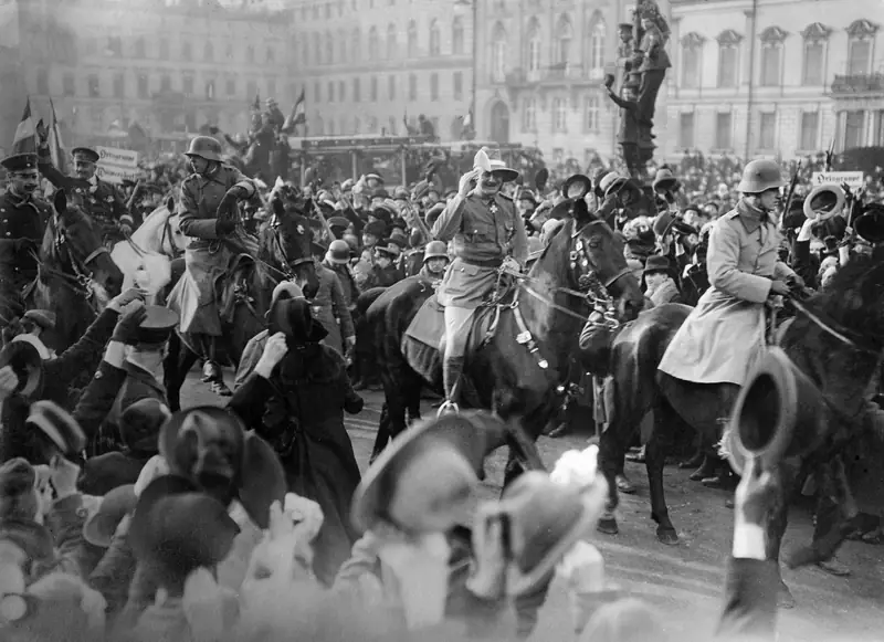 Żołnierze Schutztruppe witani na Pariser Platz w Berlinie