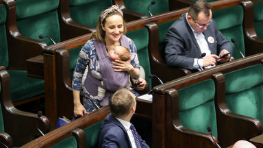 Żona Krzysztofa Bosaka z dzieckiem w Sejmie. "Matka pracująca"