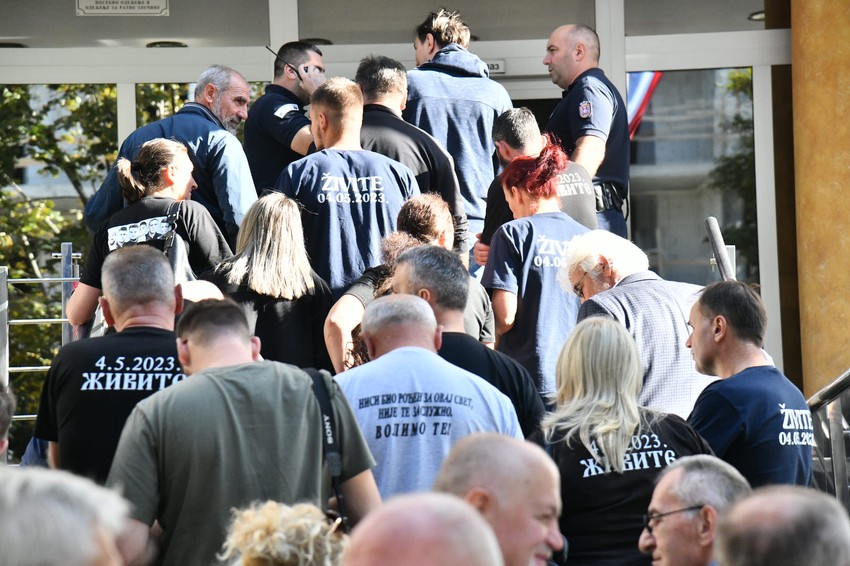 Članovi porodice nastradalih u Malom Orašju i Duboni