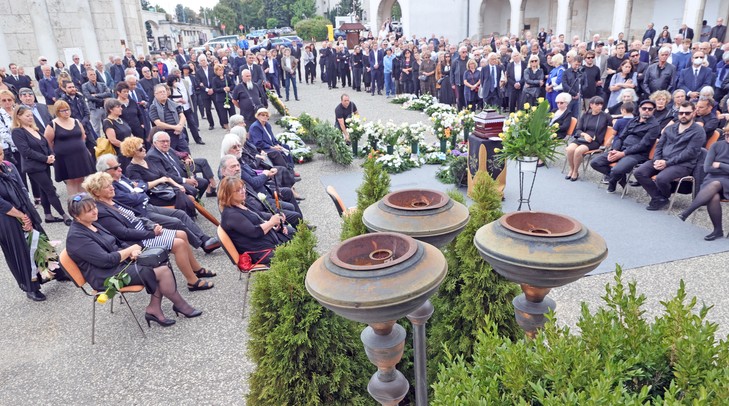 Szép számú tömeg gyűlt össze a legendás operatőr végső búcsúztatóján / Fotó: Grnák László