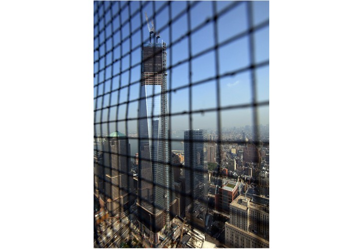 Budowa 2 World Trade Center, wcześniej znanego jako 200 Greenwich Street, rozpoczęła się w 2010 r. i ma się zakończyć w 2014 r. Wieżowiec ma osiągnąć wysokość 382 m, będzie miał 235 00 m kw. powierzchni. Na zdjęciu: One World Trade Center widziany z 60 piętra wieżowca 4 World Trade Center - Nowy Jork