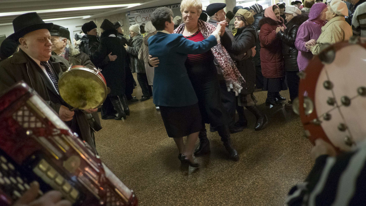 Ukraińscy seniorzy tańczą w metrze