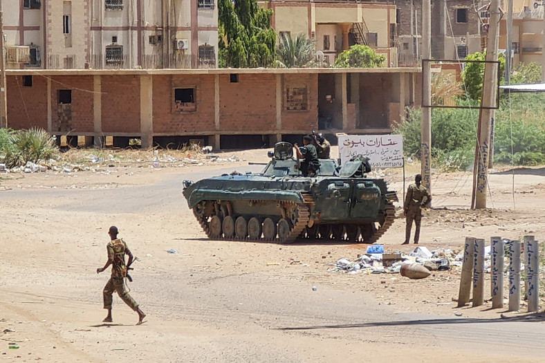 Saperzy armii sudańskiej w pobliżu pojazdów opancerzonych na ulicy w południowym Chartumie w trakcie walk z paramilitarnymi Siłami Szybkiego Wsparcia, 6 maja 2023 r.