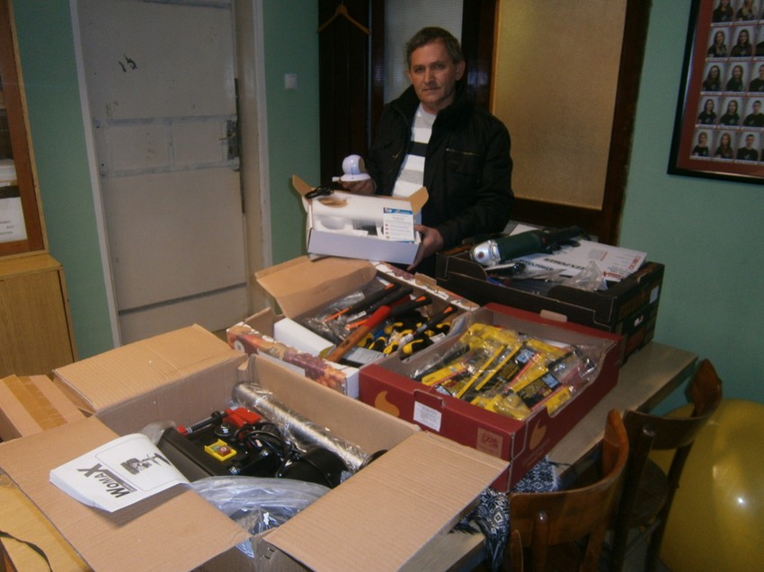  Direktor Dragoslav Janković sa nabavljenom opremom za mašinsku radionicu 