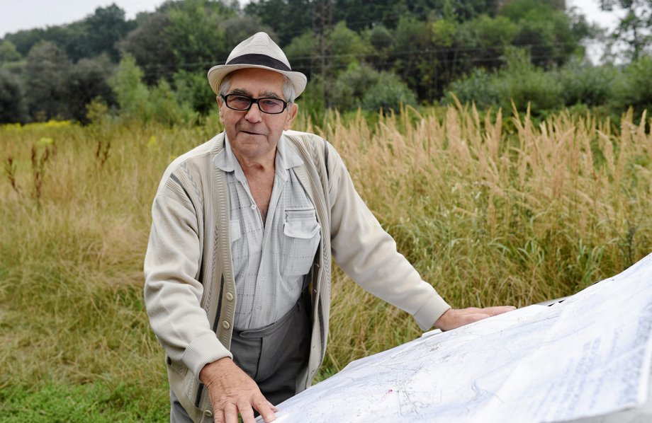 Tadeusz Słowikowski na miejscu poszukiwań tunelu i złotego pociągu