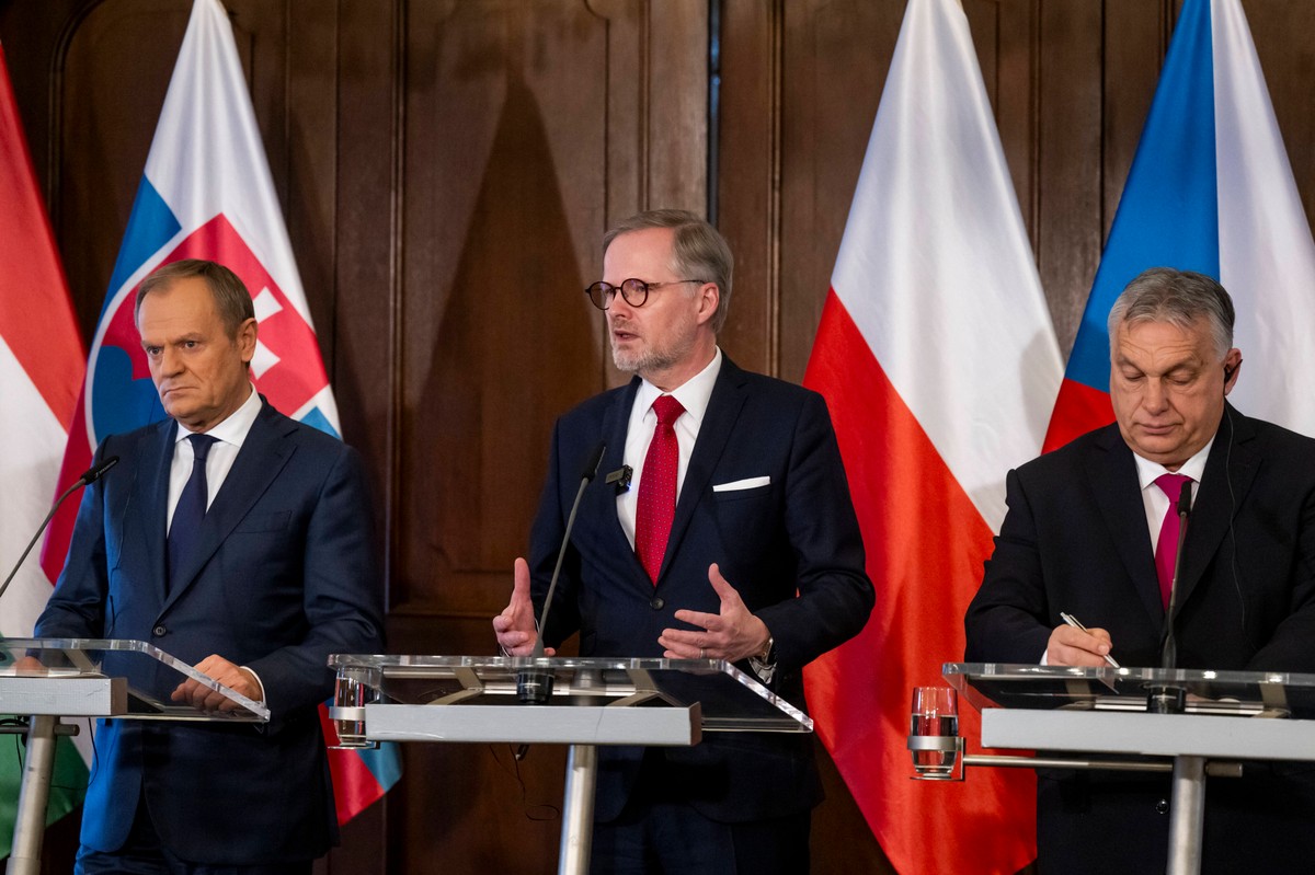 Premierzy państw Grupy Wyszehradzkiej (V4) (od lewej do prawej) premier Polski Donald Tusk, premier Czech Petr Fiala oraz premier Węgier Viktor Orbán biorą udział w konferencji prasowej po ich spotkaniu w Pradze, 27 lutego 2024 roku.