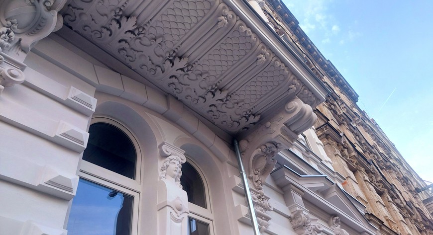 Prace remontowe nie polegały wyłącznie na odnowieniu elewacji. Z wielką dokładnością odrestaurowano bowiem detale architektoniczne i zdobienia.